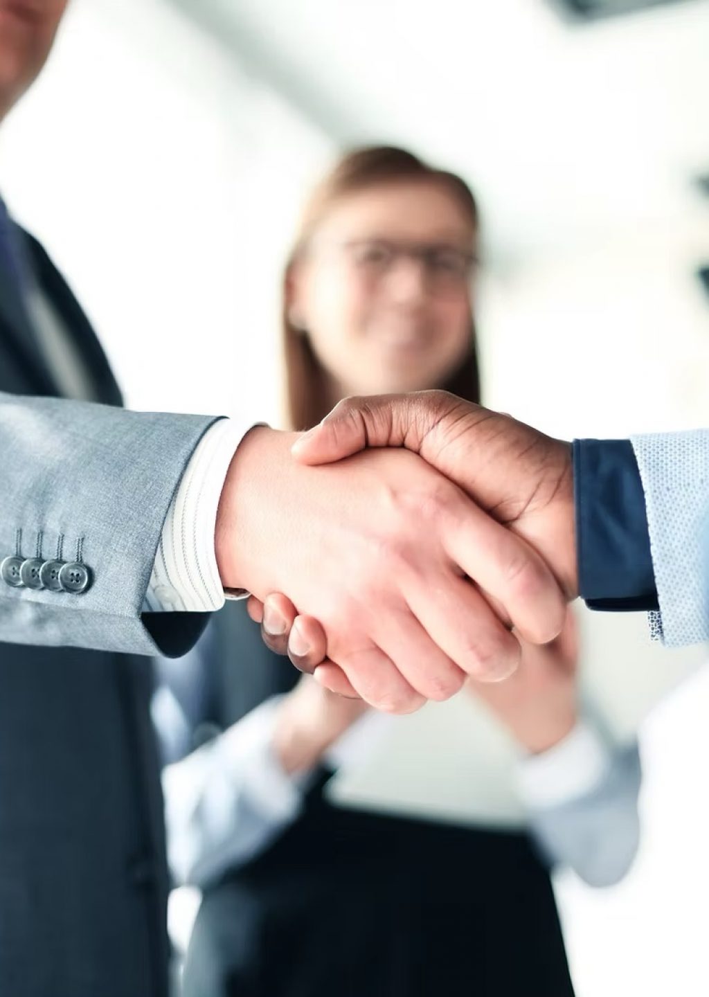 Apretón de manos en la oficina